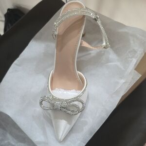 Elegant White Satin Women's Shoe with Rhinestone Bow